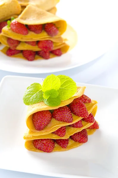 Frittelle e fragole con sciroppo — Foto Stock