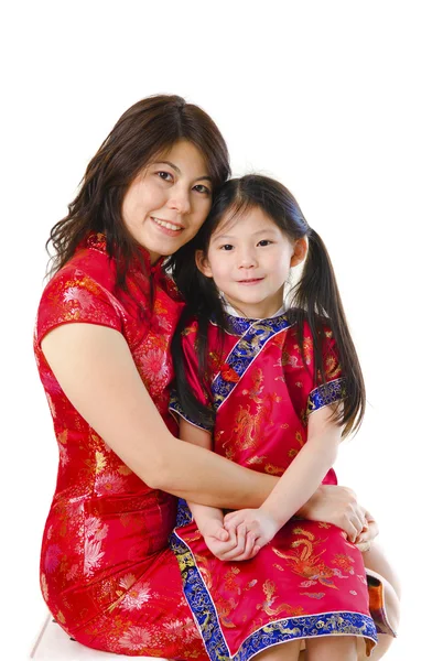 Азиатская мать и ее дочь на белом фоне — стоковое фото