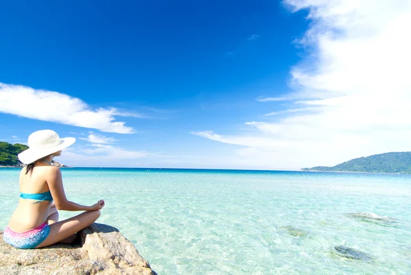 Asiatisk tjej beach yoga — Stockfoto