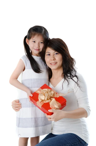 Pequeña chica asiática dando regalo para la madre — Foto de Stock