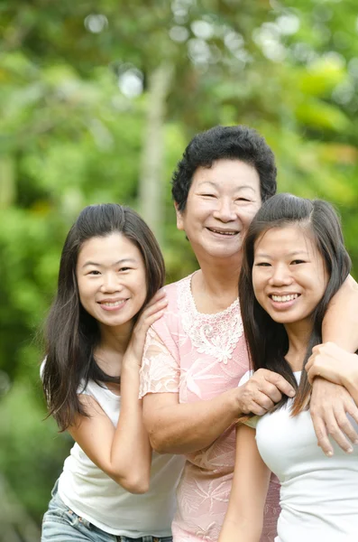 Felice asiatico anziano signora e suo figlie — Foto Stock