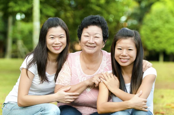 Mutlu Asya kıdemli hanım ve kızları — Stok fotoğraf