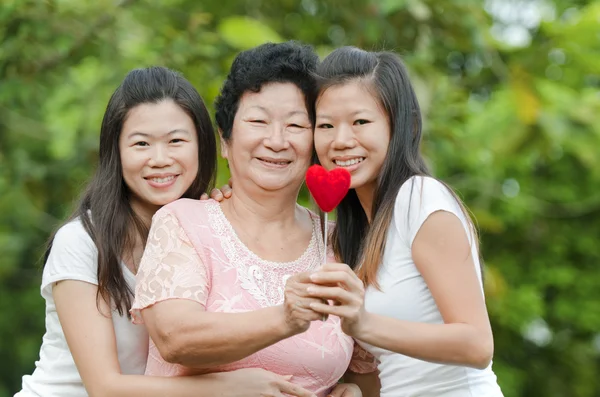 Boldog ázsiai vezető hölgy és a lánya — Stock Fotó
