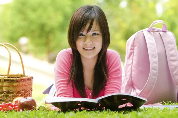 Снимок азиатского студента, учащегося на лужайке кампуса — стоковое фото