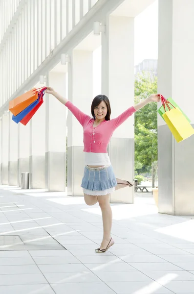 Gyönyörű bevásárló nő, boldog, gazdaság bevásárló táskák. — Stock Fotó