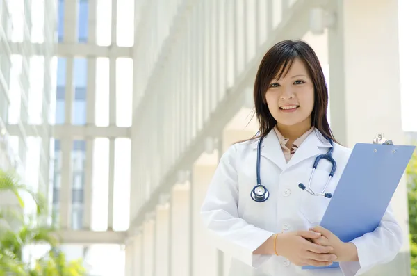 Asiatische Medizinstudentin — Stockfoto