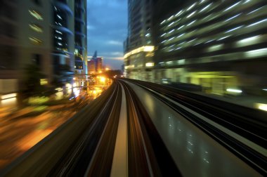 kentsel gece trafik görüntüleyin. Yolun odak.