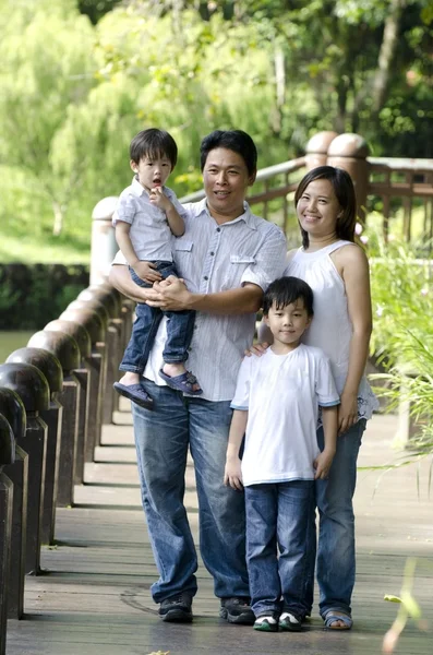 Asiatique famille extérieur — Photo