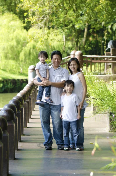 Asiatiska familj spelar på utomhus — Stockfoto