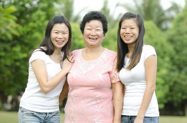 Mãe asiática com duas de suas filhas — Fotografia de Stock