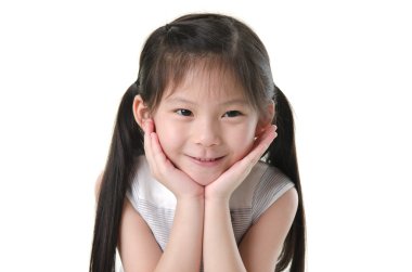 genç bir Asyalı kızın yüzünde bir gülümseme ile yakın çekim shot.