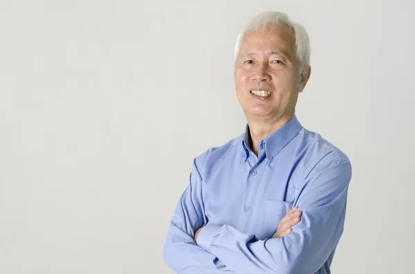 Portret van een Aziatische senior zakenman permanent in front moderne — Stockfoto