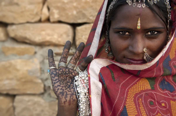 Portrait d'une femme indienne Rajasthani Image En Vente