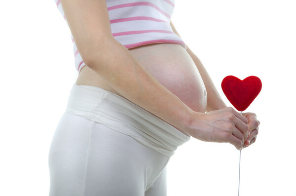 Молодая мать держит форму любви на белом фоне
