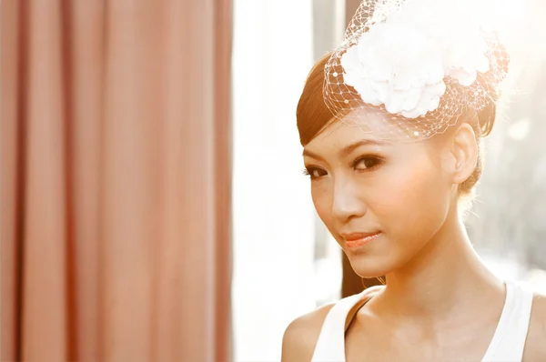 Krásná mladá asijská nevěsta s úsměvem — Stock fotografie
