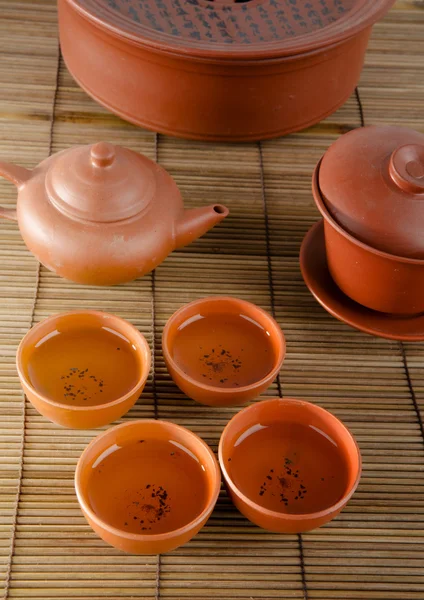Conjunto de chá de cerâmica chinesa e copos no fundo branco . — Fotografia de Stock