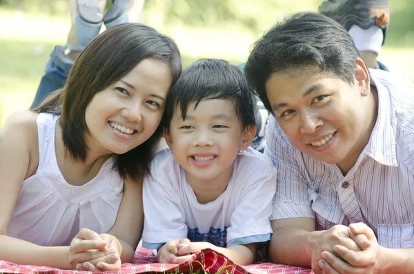 Familia asiática con fondo verde — Foto de Stock