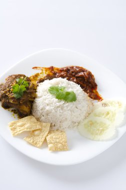 Nasi lemak geleneksel Malezya baharatlı pirinç yemeği