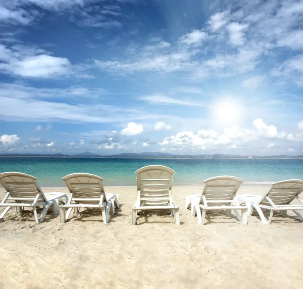 Стільці на пляжі з блакитним небом для літнього відпочинку — стокове фото