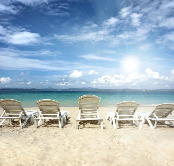 Stolar på stranden med blå himmel för sommarsemester — Stockfoto