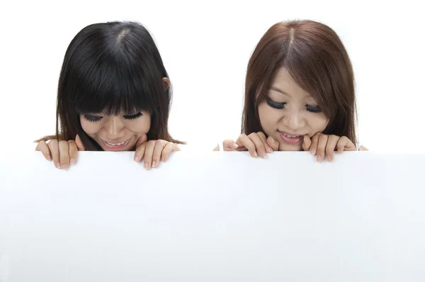 Азіатські дівчата з пустим знаком, ізольовані на білому тлі — стокове фото