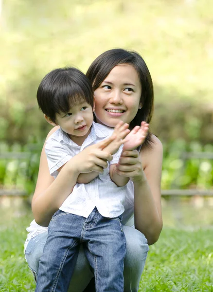 Mãe e filho asiático — Fotografia de Stock