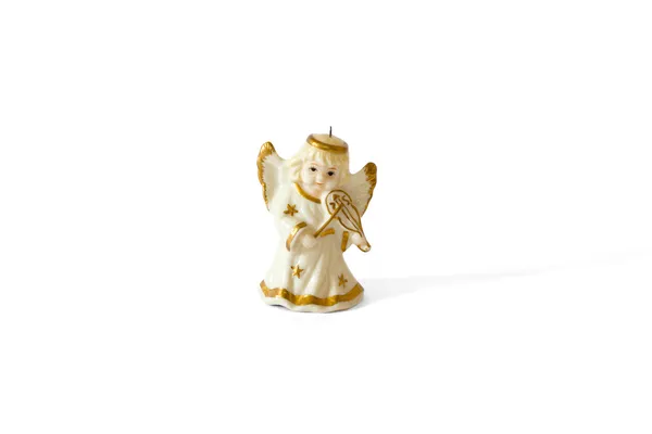 Anioł z tworzywa sztucznego statua złoty anioł gra skrzypce na białym tle. — Zdjęcie stockowe