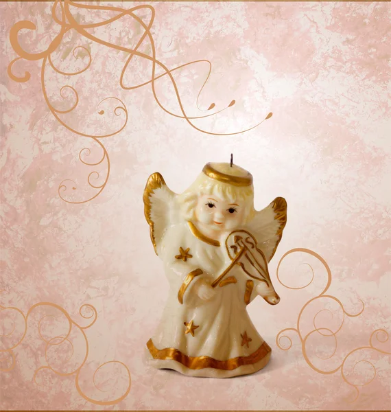 Ángel con decoración de violín sobre fondo marrón grunge —  Fotos de Stock