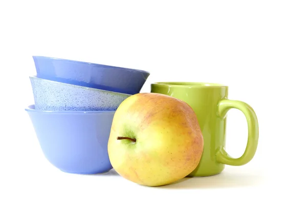 Свіже яблуко, тарілка і скло ізольовані на білому тлі — стокове фото
