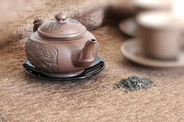 Teekanne, Tassen und grüner Tee — Stockfoto