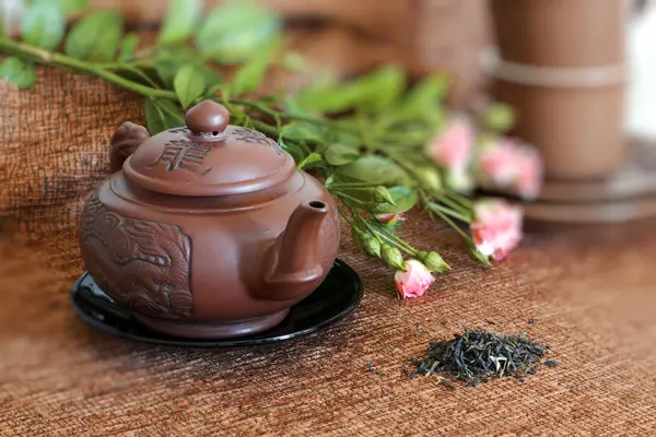 お茶のポット、カップ < バラとグリーン ティー — ストック写真