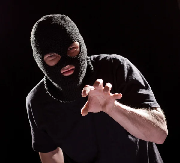 Ladrón agresivo en máscara negra — Foto de Stock