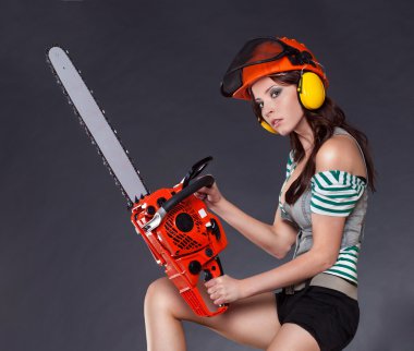 seksi kız bir chainsaw holding