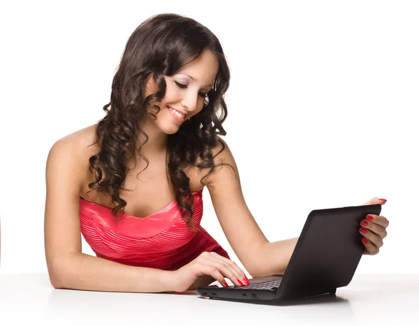 Kvinna med bärbar dator. — Stockfoto