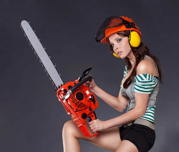 Seksi kız bir chainsaw holding — Stok fotoğraf