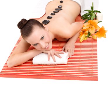 kadın masaj taşlarla