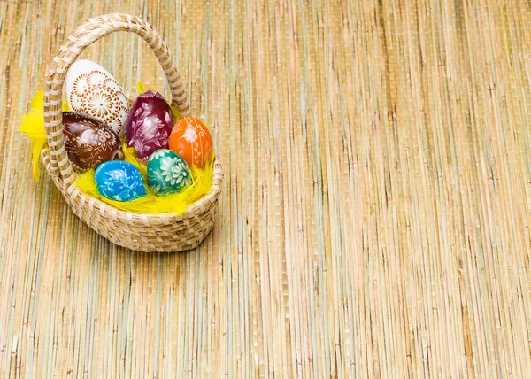 Ägg i påsk korg — Stockfoto