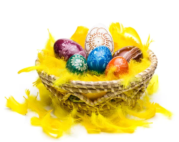 Uova nel cestino di Pasqua — Foto Stock