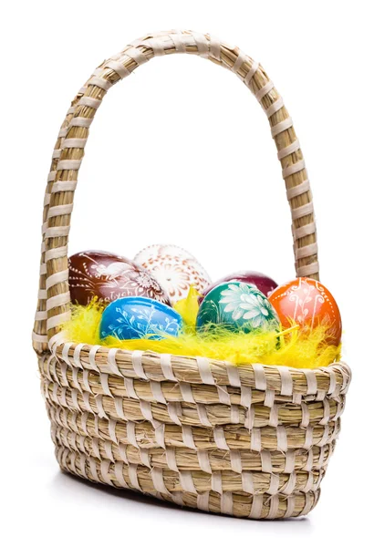 Uova nel cestino di Pasqua — Foto Stock