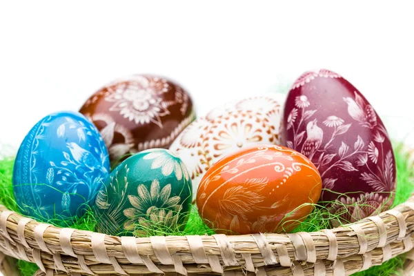 在复活节篮子里的鸡蛋 — 图库照片