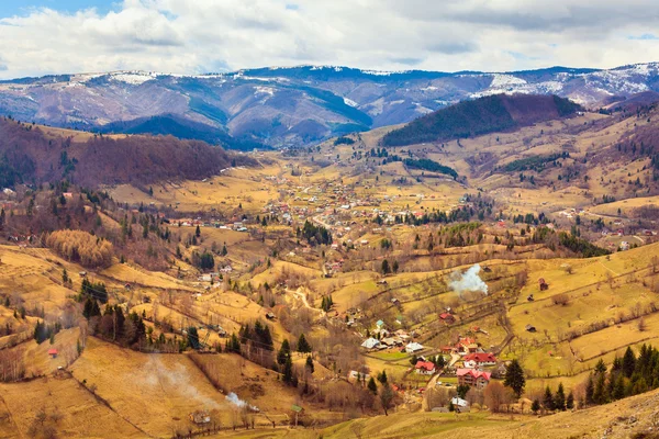 Dorf zwischen Bergen — Stockfoto