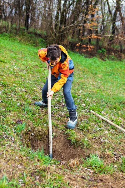 Ragazzo scavare nel terreno — Foto Stock