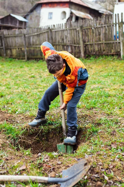 地面を掘る少年 — ストック写真