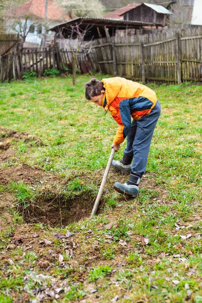 Ragazzo scavare nel terreno — Foto Stock