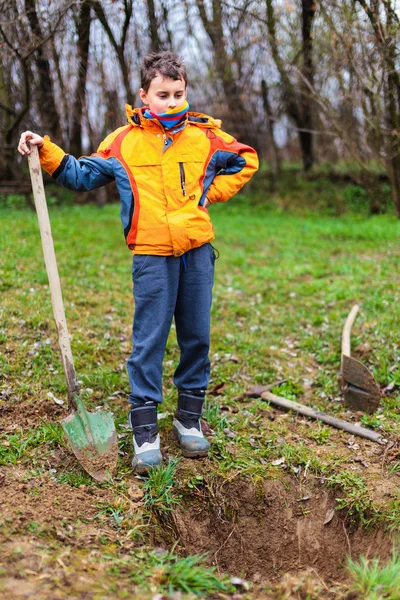 Boy digging in the ground — Stock Photo, Image