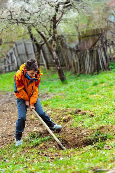 Graven in de grond Boy — Stockfoto