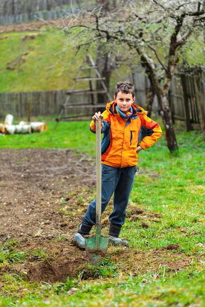 Chlapec kopání do země — Stock fotografie