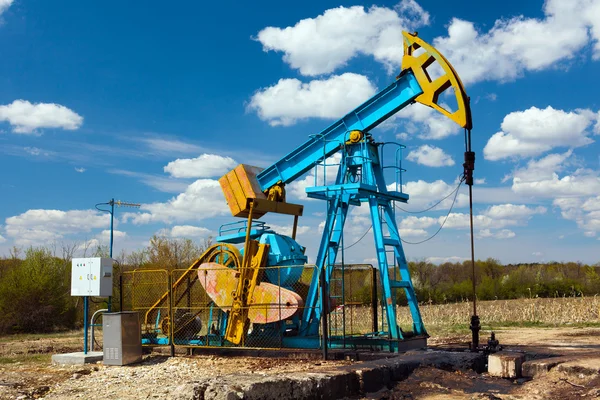 Oil pump under blue sky — Stock Photo, Image