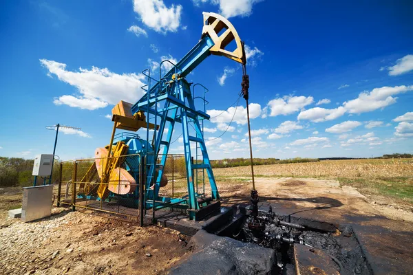 Oil pump under blue sky — Stock Photo, Image