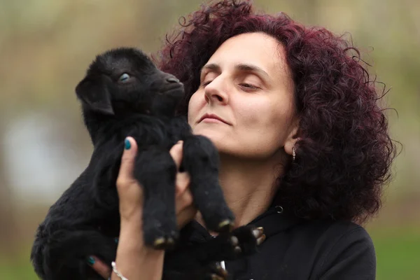 Vrouw met een baby geit — Stockfoto